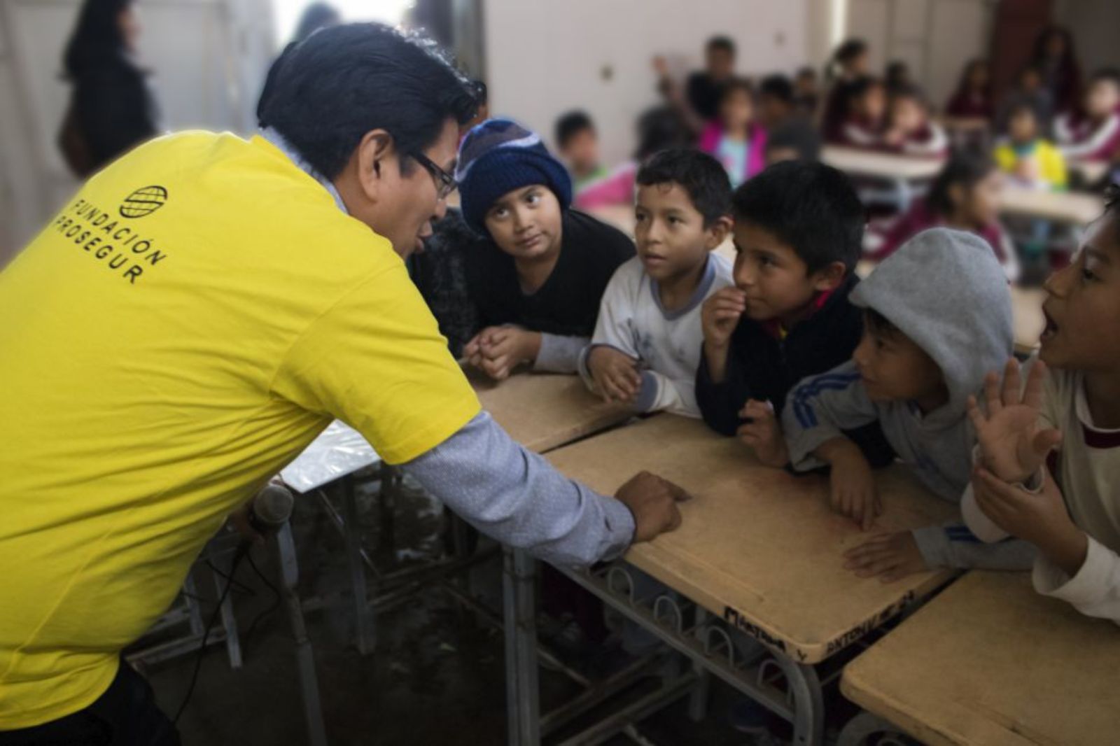 Voluntario de Prosegur en una escuela