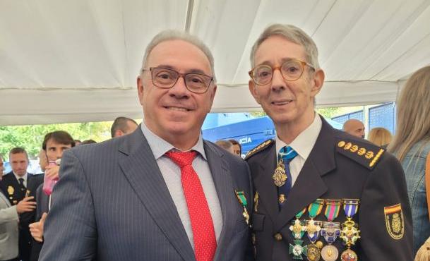 La Policía Nacional concede a Juan Seco, jefe de formación de Prosegur en España, la Cruz al Mérito Policial con Distintivo Blanco