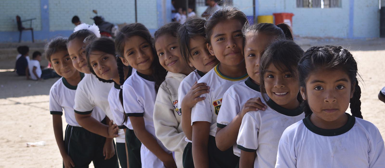 Niñas formando una fila en un patio Niñas formando una fila en un patio